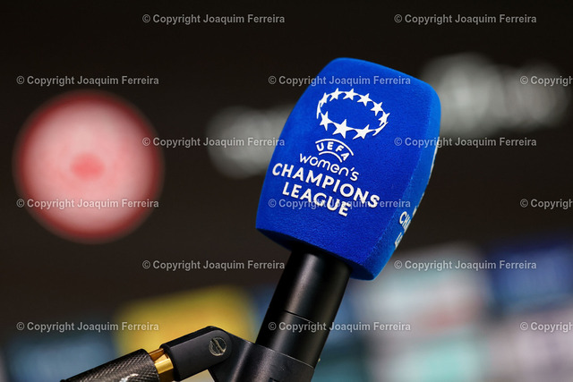 2023.12.20_PK_0008 | 20.12.2023 Pressekonferenz Eintracht Frankfurt mit Cheftrainer Niko Arnautis und Laura Freigang  v.l., Symbolfoto, Symbolbild: Mikrofon UEFA Women`s CHAMPIONS LEAGUE - Realisiert mit Pictrs.com