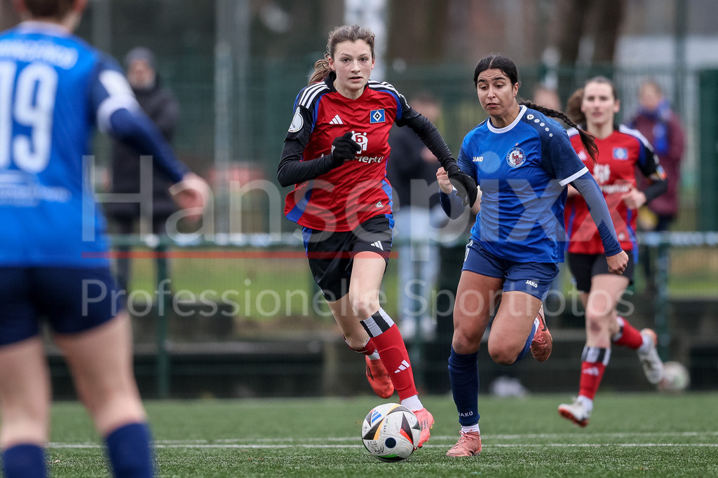 Fussball, Testspiel Frauen, Hamburger SV - 1. FFC Turbine Potsdam | v.li.: Lotta Wrede (Hambruger SV, 32) und Maya Hahn (1. FFC Turbine Potsdam, 16) im Laufduell, Zweikampf, Duell, Dynamik, Aktion, Action, Spielszene