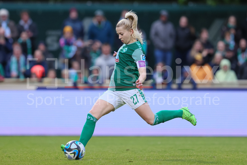 Fussball, Google Pixel Frauen-Bundesliga, SV Werder Bremen - MSV Duisburg | v.li.: Torschützin Nina Lührßen (SV Werder Bremen, 27) erzielt das Tor zum 4:1, Treffer, Highlight, Torerfolg, beim Elfmeter, Strafstoß, Spielszene, Action, Aktion, DIE DFB-RICHTLINIEN UNTERSAGEN JEGLICHE NUTZUNG VON FOTOS ALS SEQUENZBILDER UND/ODER VIDEOÄHNLICHE FOTOSTRECKEN. DFB REGULATIONS PROHIBIT ANY USE OF PHOTOGRAPHS AS IMAGE SEQUENCES AND/OR QUASI-VIDEO.