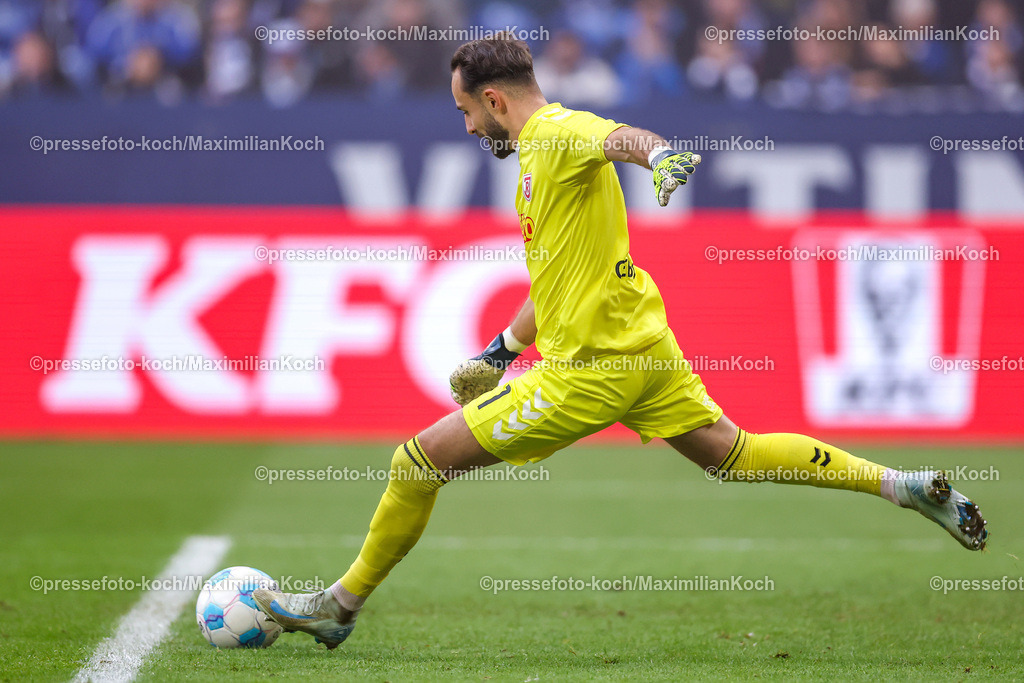 Schalke10112401031 | 10.11.2024, Fußball, FC Schalke 04 - SSV Jahn Regensburg, 2. Fußball Bundesliga, Veltins-Arena Gelsenkirchen, Saison 2024 2025: Torwart Felix Gebhardt (Jahn-Regensburg #1) DFB regulations prohibit any use of photographs as image sequences and or quasi-video.