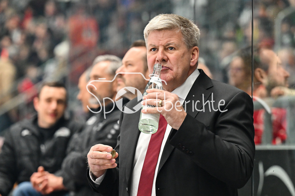 Augsburger Panther - Grizzlys Wolfsburg | AUGSBURG, GERMANY - 15. MARCH: Im Bild Bill PETERS Trainer Augsburger Panther / Einzelfoto / Freisteller während dem Match zwischen den Augsburger Panthern und den Grizzlys Wolfsburg am 52. Spieltag der Penny DEL im Curt Frenzel Stadion