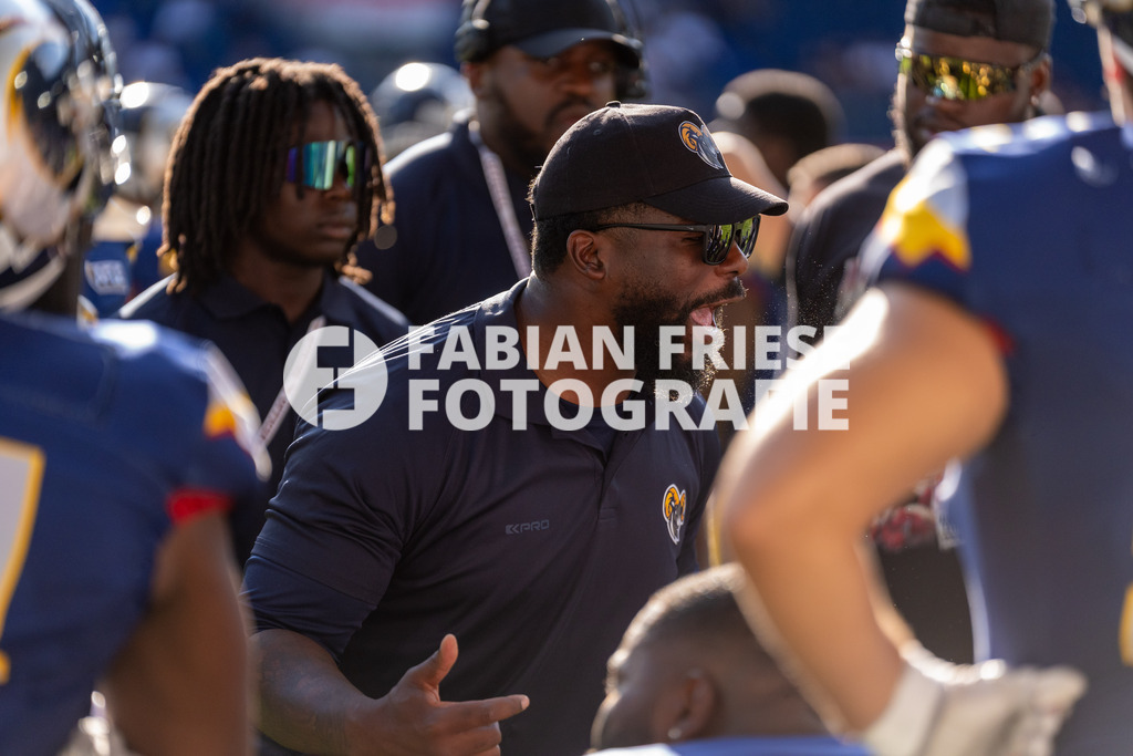 GER Rhein Fire vs. Alpine Rams, American Football, AFLE, Saison 2026, 01.08.2026 | Joshua Fitzgerald (Alpine Rams, Head Coach Cheftrainer) ist außer sich,GER Rhein Fire vs. Alpine Rams, American Football, AFLE, Saison 2026, 01.08.2026Foto: Eibner-Pressefoto/Fabian Friese - Realisiert mit Pictrs.com