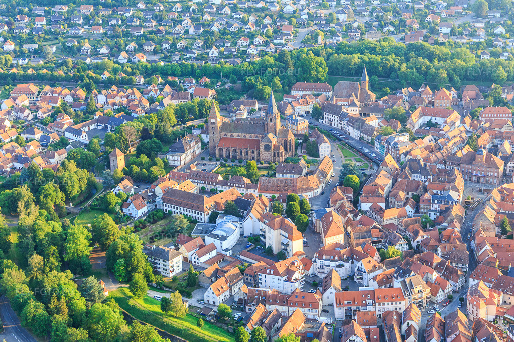 Vue aérienne: Quai du 24 Novembre avec l'Abbatiale Saint Pierre et Paul depuis le sud à Wissembourg dans le département Bas Rhin, France – .Photo: IMG_100660.jpg prise le 02/06/2017 par Werner Riehm/FLY-FOTO.eu – Résolution de l'original: 5472 x 3648 px – Paroisse de Wissembourg