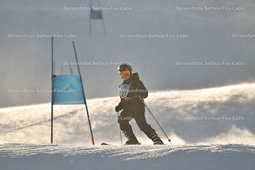 SRF_25.12.2025_0346 | Skirennfotos,Serfaus,Fiss,Ladis,Kinderskirennen,Winter,Tirol,Oberland,skirace,SFL,feelfree,weil wir's genießen,ski,Ski,skifahren,Sonnenplateau, - Realisiert mit Pictrs.com