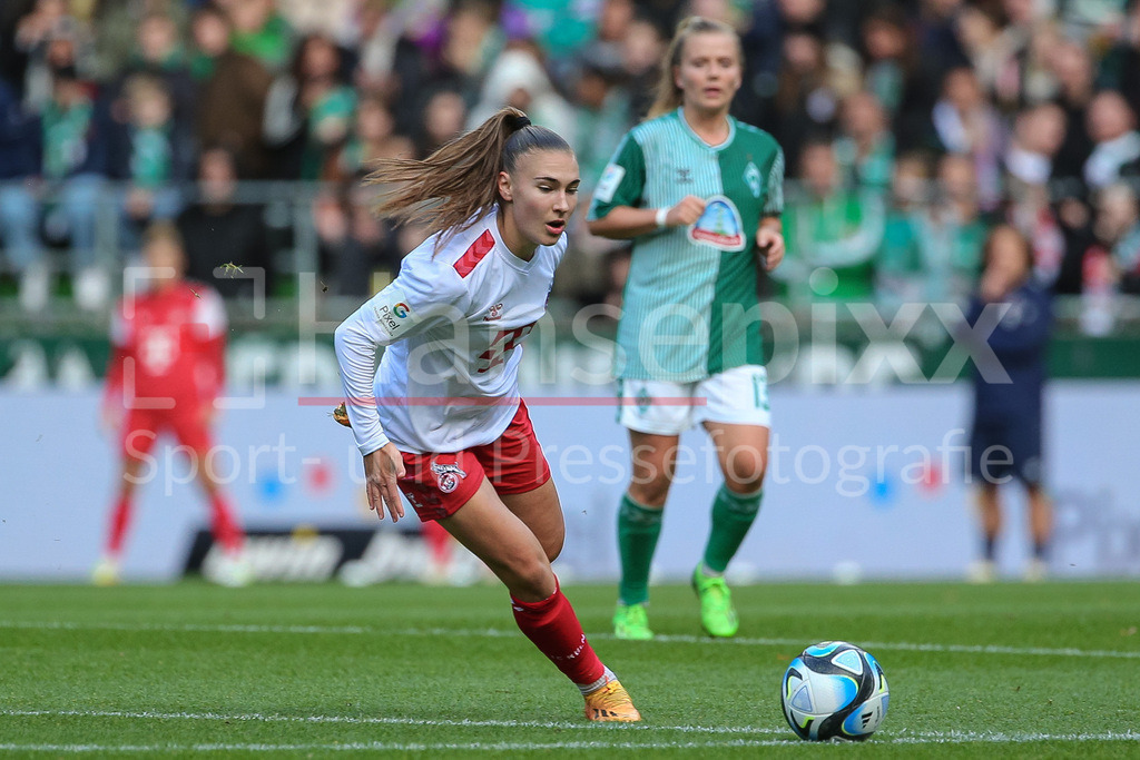 Fussball, Google Pixel Frauen-Bundesliga, SV Werder Bremen - 1. FC Köln | v.li.: Alena Bienz (1. FC Köln, 11) am Ball, Einzelbild, Ganzkörper, Aktion, Action, Spielszene, DIE DFB-RICHTLINIEN UNTERSAGEN JEGLICHE NUTZUNG VON FOTOS ALS SEQUENZBILDER UND/ODER VIDEOÄHNLICHE FOTOSTRECKEN. DFB REGULATIONS PROHIBIT ANY USE OF PHOTOGRAPHS AS IMAGE SEQUENCES AND/OR QUASI-VIDEO.