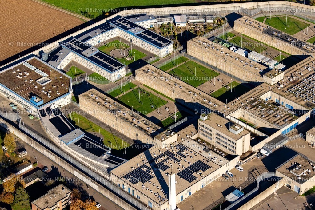 Luftbilder Geldern-7633 | Luftbildfotografie Gefängnis- Gelände und Sicherheitsumzäunung der Justizvollzugsanstalt JVA am Möhlendyck in Geldern im Bundesland Nordrhein-Westfalen, Deutschland. - Realisiert mit Pictrs.com