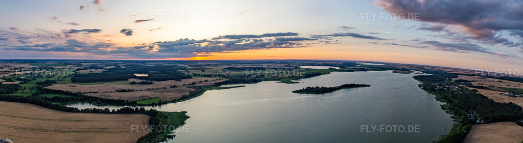Luftbild: Panorama Oberuckersee im Abendrot aus Süden im Ortsteil Warnitz in Flieth-Stegelitz im Bundesland Brandenburg in Deutschland. Foto: IMG_116370-Pano.jpg vom 17.07.2019 durch Werner Riehm/FLY-FOTO.deAuflösung des Originals: 10729 x 2942 px
