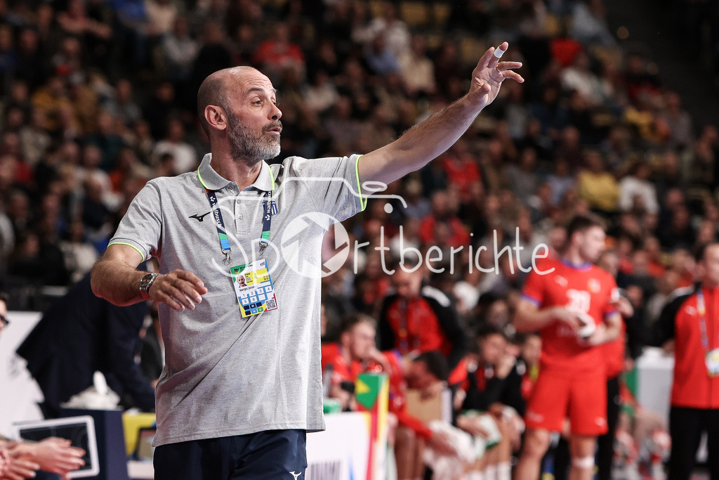 Tschechien - Griechenland | Griechenland Trainer Georgios ZARAVINAS in Aktion / Freisteller / Einzelfoto