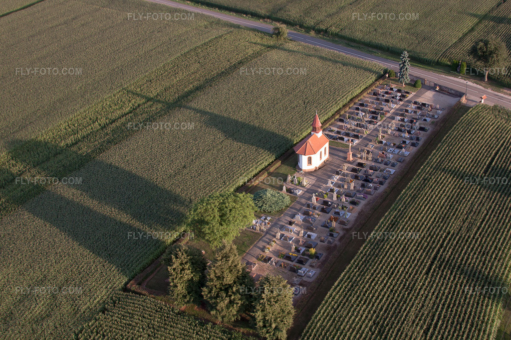 Aerial view: Chapel in Salmbach in the state Bas-Rhin, France. – Photo: IMG_59068.jpg taken on 08/04/2013 by Werner Riehm/FLY-FOTO.com – Resolution of the original: 4418 x 2945 px