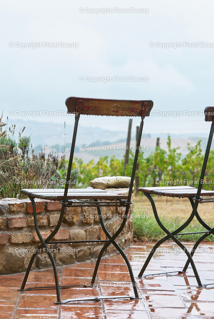 Weingut in Italien | Gartenstühle im Regen auf mediterraner Terrasse - Realisiert mit Pictrs.com