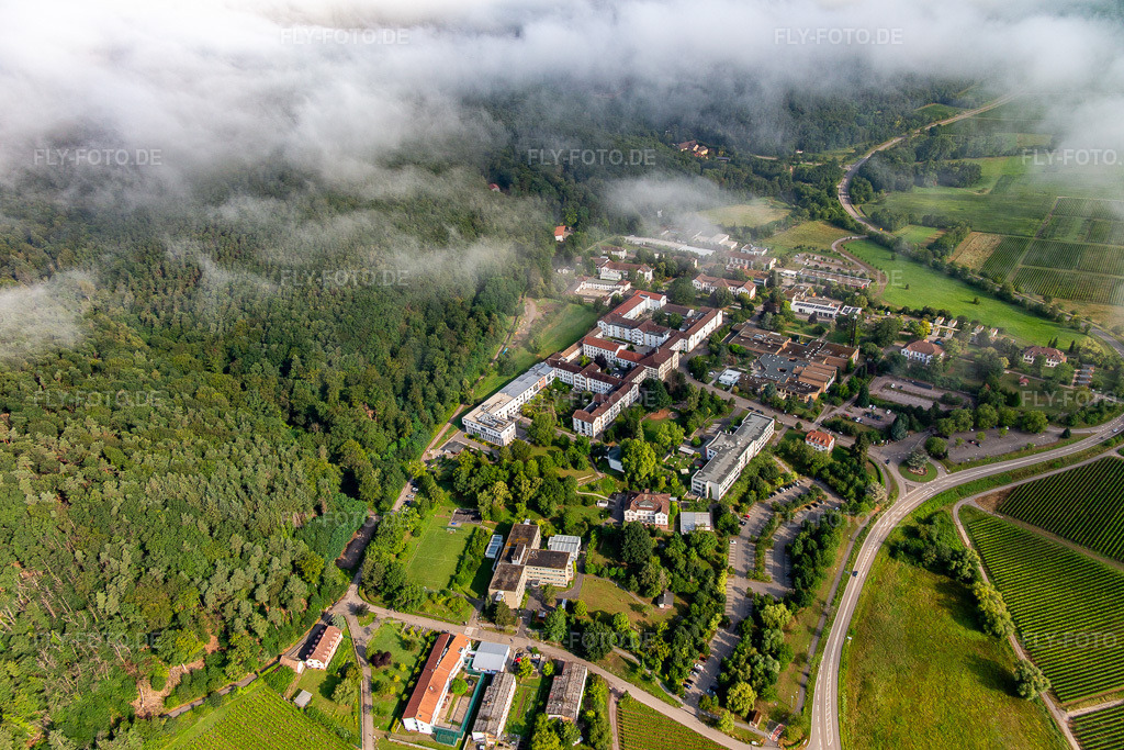 Luftbild: Dichte Wolken über dem Pfalzklinikum für Psychiatrie und Neurologie in Klingenmünster im Bundesland Rheinland-Pfalz in Deutschland. Foto: IMG_142939.jpg vom 03.08.2024 durch Werner Riehm/FLY-FOTO.deSymbol Peilsender