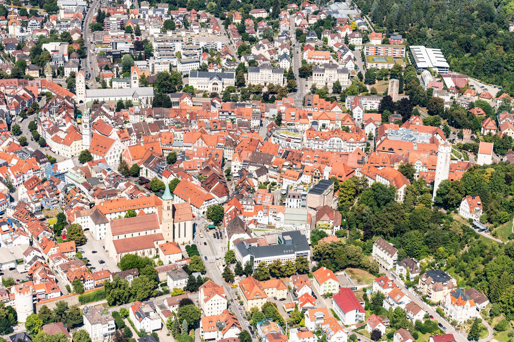 dr__0016062.jpg | RAVENSBURG 03.08.2018 Altstadtbereich und Innenstadtzentrum in Ravensburg schon von weitem locken die vielen Türme der alten Handelsstadt. Mehr als ein Dutzend haben Ravensburg als Stadt der Türme und Tore bekannt gemacht. Die meisten wurden im 14. und 15. Jahrhundert errichtet, im Bundesland Baden-Württemberg, Deutschland. // Old Town area and city center Schon von weitem locken die vielen Tuerme of alten Handelsstadt. Mehr als ein Dutzend haben Ravensburg als Stadt of Tuerme and Tore bekannt gemacht. Die meisten wurden in 14. and 15. Jahrhanoft errichtet. in Ravensburg in the state Baden-Wurttemberg, Germany. Foto: Daniel Reiter