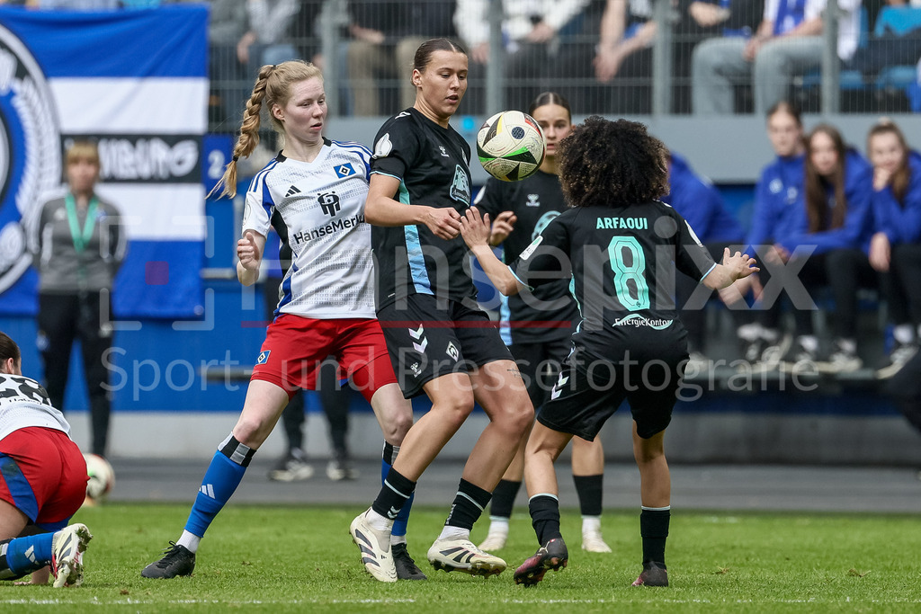 Fussball, DFB-Pokal Frauen, Hamburger SV - SV Werder Bremen | v.li.: Jaqueline Dönges (Hamburger SV, 21), Larissa Mühlhaus (SV Werder Bremen, 7) und Amira Arfaoui (SV Werder Bremen, 8) im Zweikampf, Duell, Dynamik, Aktion, Action, Spielszene, DIE DFB-RICHTLINIEN UNTERSAGEN JEGLICHE NUTZUNG VON FOTOS ALS SEQUENZBILDER UND/ODER VIDEOÄHNLICHE FOTOSTRECKEN. DFB REGULATIONS PROHIBIT ANY USE OF PHOTOGRAPHS AS IMAGE SEQUENCES AND/OR QUASI-VIDEO.