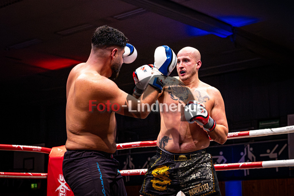 Daniell Sengül (Sportclub Allgäu) blau gegen Niklas Haeggberg (Kampfsport Kosaric) rot | MFA Fight Night K1 +91kg Kampf 10, Daniell Sengül (Sportclub Allgäu) blau gegen Niklas Haeggberg (Kampfsport Kosaric) rot, 20251108,,2025-11-08 in Penzberg (Wellenberghalle Penzberg), Copyright: WolfgangxLindner www.foto-lindner.de