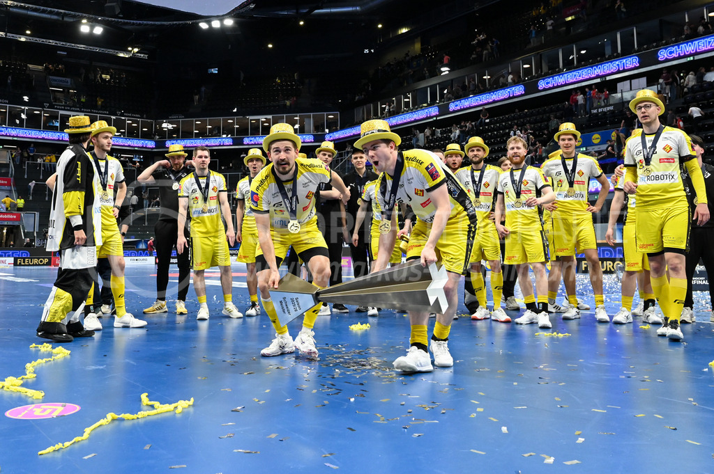 Zug United - HC Rychenberg - 25. April 2026 | Tim Aeschimann (#81 HC Rychenberg Winterthur) und Kimo Oesch (#9 HC Rychenberg Winterthur) mit dem Pokal am L-UPL Superfinal-Spiel zwischen Zug United und HC Rychenberg am 25. April 2026 in der BCF Arena, Fribourg, Schweiz.Bild: Sportfotografie Markus Aeschimann | www.markus-aeschimann.ch - Realisiert mit Pictrs.com