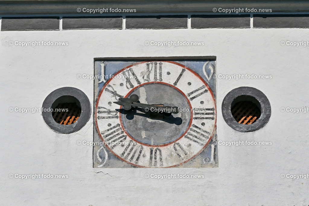 Schloss Schluesslberg_ Spiegelfeld_ 14.08.2023-21 | 14.08.2023, Schluesselberg, AUT, Schloss Schluesselberg, Spiegelfeld, im Bild Uhr am Torturm mit Jahreszahl 1691