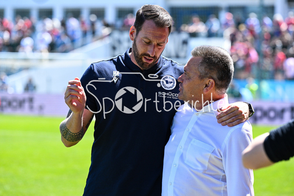 SpVgg Unterhaching - Arminia Bielefeld | Vor der Partie begruessen sich Michel KNIAT Trainer Arminia Bielefeld und Manfred SCHWABL freundschaftlich / 3. Liga: SpVgg Unterhaching - Arminia Bielefeld, Uhlsport Park am 11.05.2025