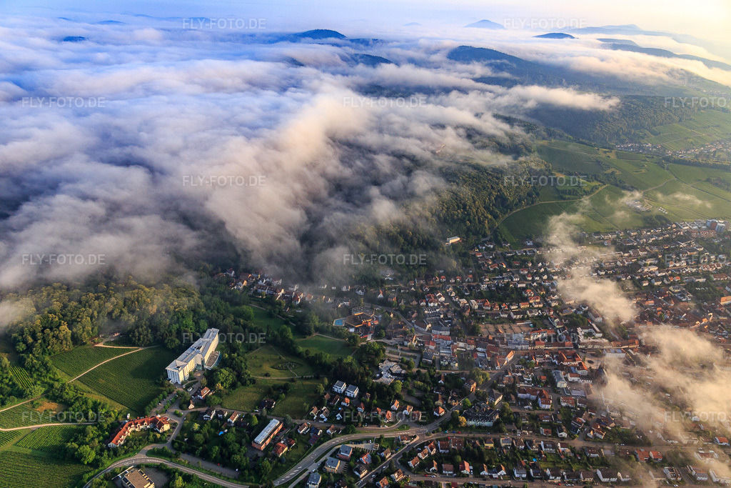 Luftbild: Stadtansicht unter tiefen Wolken aus Süden in Bad Bergzabern im Bundesland Rheinland-Pfalz in Deutschland. Foto: IMG_107807.jpg vom 10.06.2018 durch Werner Riehm/FLY-FOTO.de