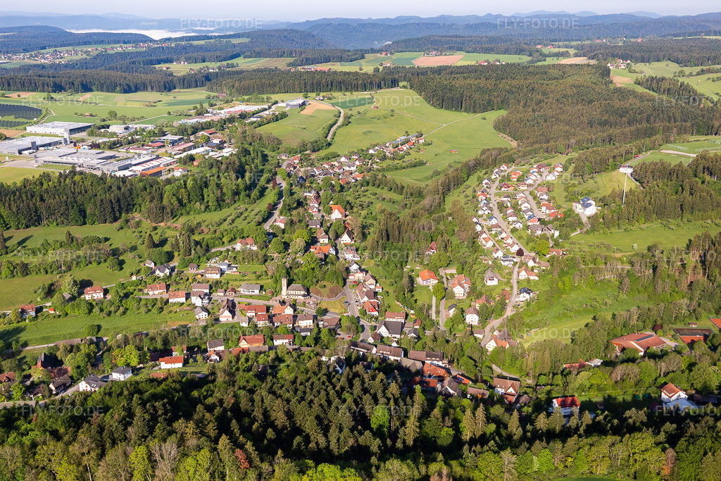 Luftbild: der von Bergen umgebenen Tallandschaft in Betzweiler im Ortsteil Betzweiler in Loßburg im Bundesland Baden-Württemberg in Deutschland. Foto: IMG_114385.jpg vom 30.05.2019 durch Werner Riehm/FLY-FOTO.de