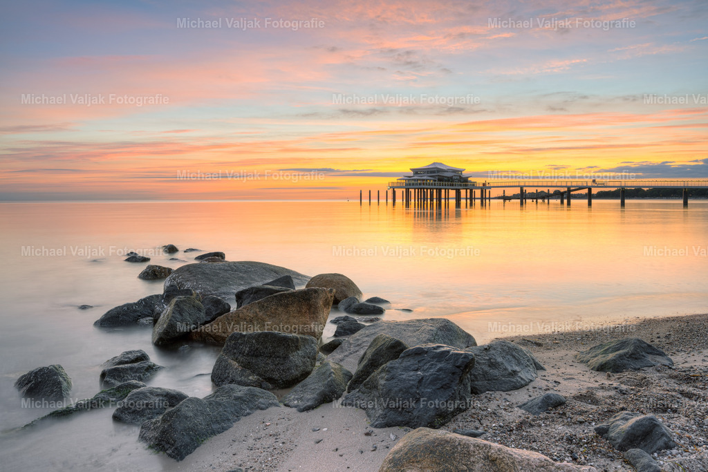 Timmendorfer Strand Sonnenaufgang | Sonnenaufgang am Timmendorfer Strand mit Blick zur Seeschlösschenbrücke. Es war ein wunderbar friedlicher und schöner Morgen an einem der bekanntesten Ostseebäder nördlich von Lübeck.  - Realisiert mit Pictrs.com