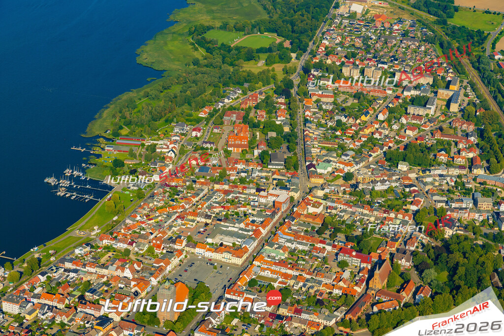Ribnitz am Markt Ribnitz-Damgarten Bild- Das Luftbild wurde 2025 vom UL-Flugzeug heraus erstellt ( keine Drohne bzw. Drohnenaufnahme ) - Hochauflösende Luftaufnahme -Nicht vergleichbar mit Google Maps oder Satelittenbilder- Die Geschenkidee !Mit Lizenz und Bildrechte bestellbar - CC