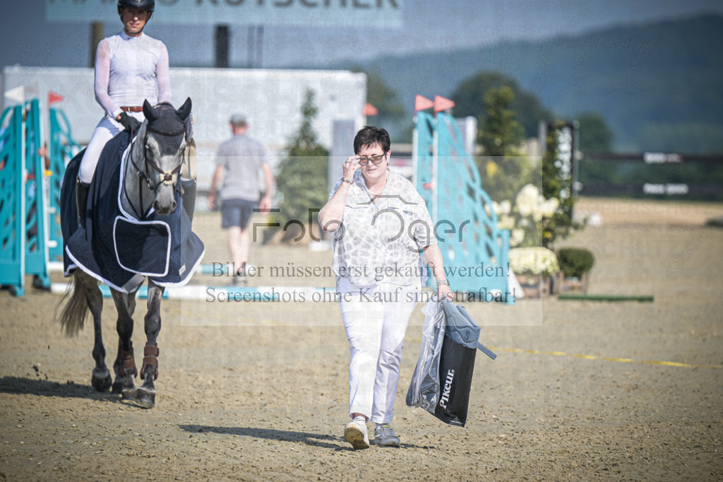 DOS_0013 | Entdecke hochwertige Reitturnierfotos von Foto Oger. Professionell, emotional und authentisch – jetzt Lieblingsmomente im Shop bestellen.Deutschlandweite Turnierfotografie. - Realisiert mit Pictrs.com