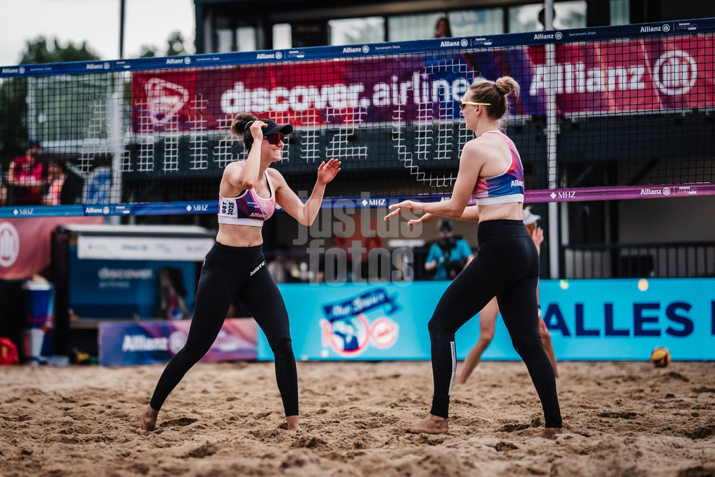 Beachvolleyball | Frauen | Allianz German Beach Tour 2025 | Tourstop Hamburg | 01.06.2025 | v.l. Lisa-Sophie Kotzan und Tabea Schwarz jubeln