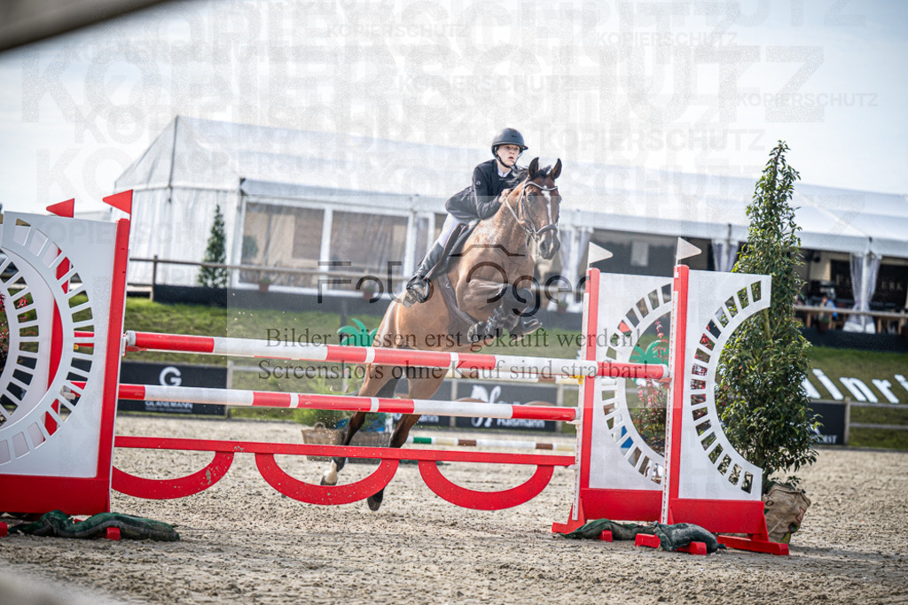 DOS_7611 | Entdecke hochwertige Reitturnierfotos von Foto Oger. Professionell, emotional und authentisch – jetzt Lieblingsmomente im Shop bestellen.Deutschlandweite Turnierfotografie. - Realisiert mit Pictrs.com