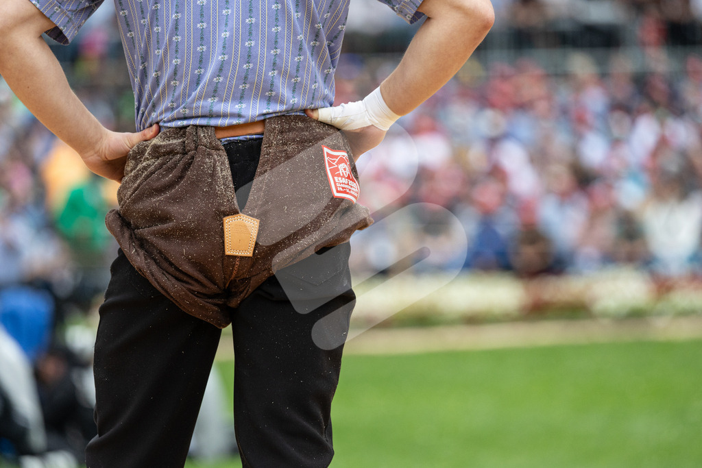 ESAF2025_03Gang_5158 | Die Schwinger des Schwyzer Kantonalen Schwingerverbandes: Fotos, die Dynamik und Leidenschaft festhalten, sowie emotionale Momente aus dem traditionellen Schwingsport zeigen. - Realisiert mit Pictrs.com