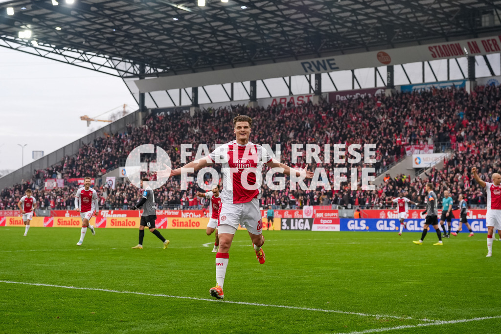 GER Rot-Weiss Essen vs. SSV Ulm, Fussball, 3. Liga, Spieltag 19, Saison 2025/2026, 20.12.2025 | GER Rot-Weiss Essen vs. SSV Ulm, Fussball, 3. Liga, Spieltag 19, Saison 2025/2026, 20.12.2025Foto: Fabian Friese - Realisiert mit Pictrs.com