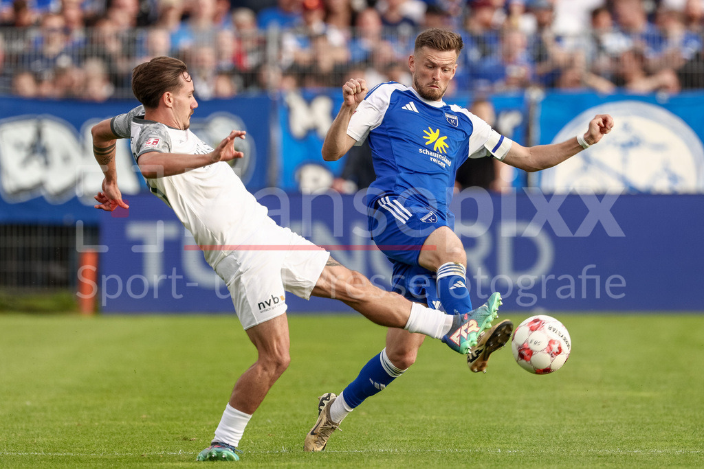 Fussball, Regionalliga Nord, BSV Kickers Emden - SV Meppen | v.li.: Daniel Haritonov (SV Meppen, 30) und Dennis Engel (BSV Kickers Emden, 22) im Zweikampf, Duell, Dynamik, Aktion, Action, Spielszene