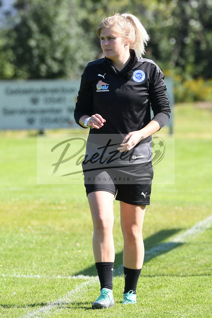 TRASFL20200713_0006 | Fussball, Herren: Trainerin Imke Wuebbenhorst (SF Lotte) schaut bei der Trainingseinheit von SF Lotte im Sportpark am Lotter Kreuz am 13.07.2020 in Lotte, Deutschland. - Realisiert mit Pictrs.com