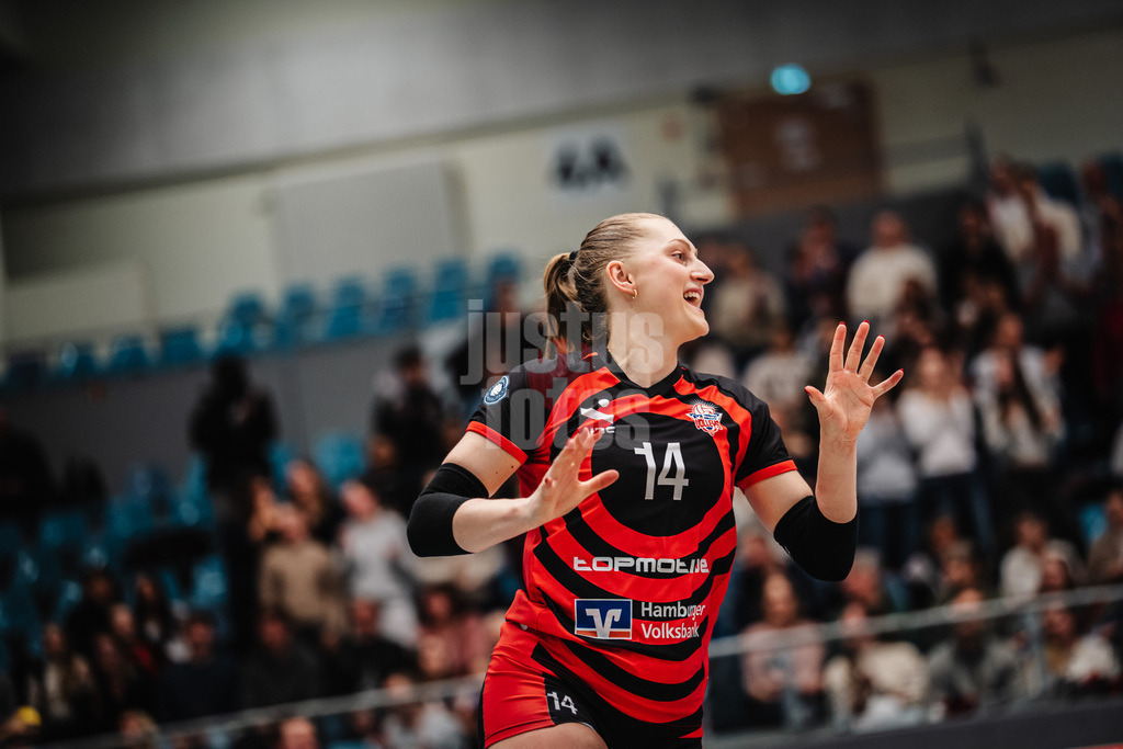 Volleyball | Frauen | Saison 2025/2026 | Volleyball Bundesliga | ETV Hamburger Volksbank Volleys vs. VC Wiesbaden | 14.03.2026 | Fiona Dittmann (#14, ETV Hamburger Volksbank Volleys) beim Einlauf in die Arena