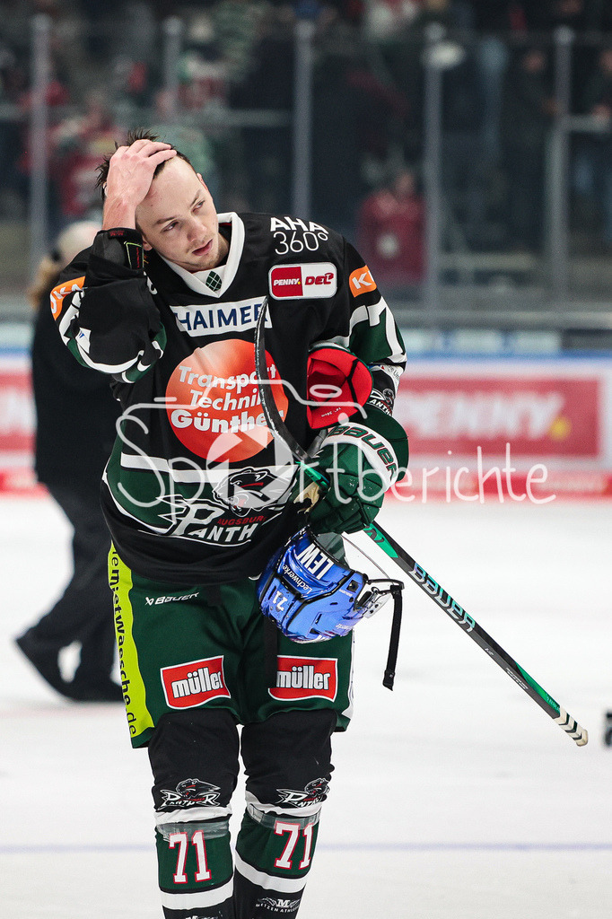 Augsburger Panther - Duesseldorfer EG | Doppeltorschuetze Marcel BARINKA (AEV #71) ist enttaeuscht nach der Heimniederlage gegen Duesseldorf
