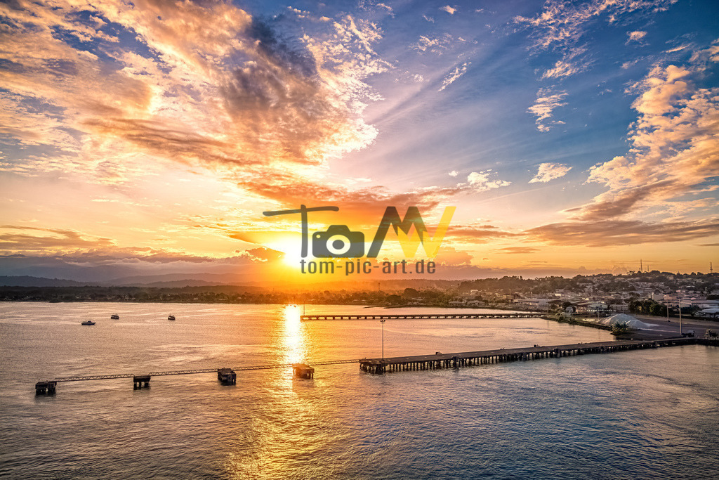 Traumhafter Sonnenuntergang über Puerto Limón---Costa Rica | Puerto Limón ist der Hafen in Costa Rica. Kurz bevor die Sonne hinter den Wolken verschwunden ist.  - Realisiert mit Pictrs.com