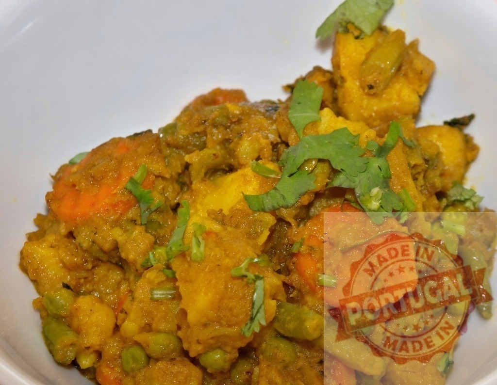 Indian mixed vegetable curry sabzi dish | Indian vegetable curry sabzi mixing carrots, potatoes, peas, and green beans - Realized with Pictrs.com
