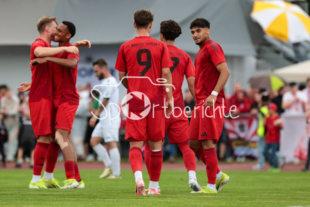 SSV Dillingen - FC Bayern Amateure | Die Bayern jubeln ueber einen Treffer beim Testspielerfolg in Dillingen