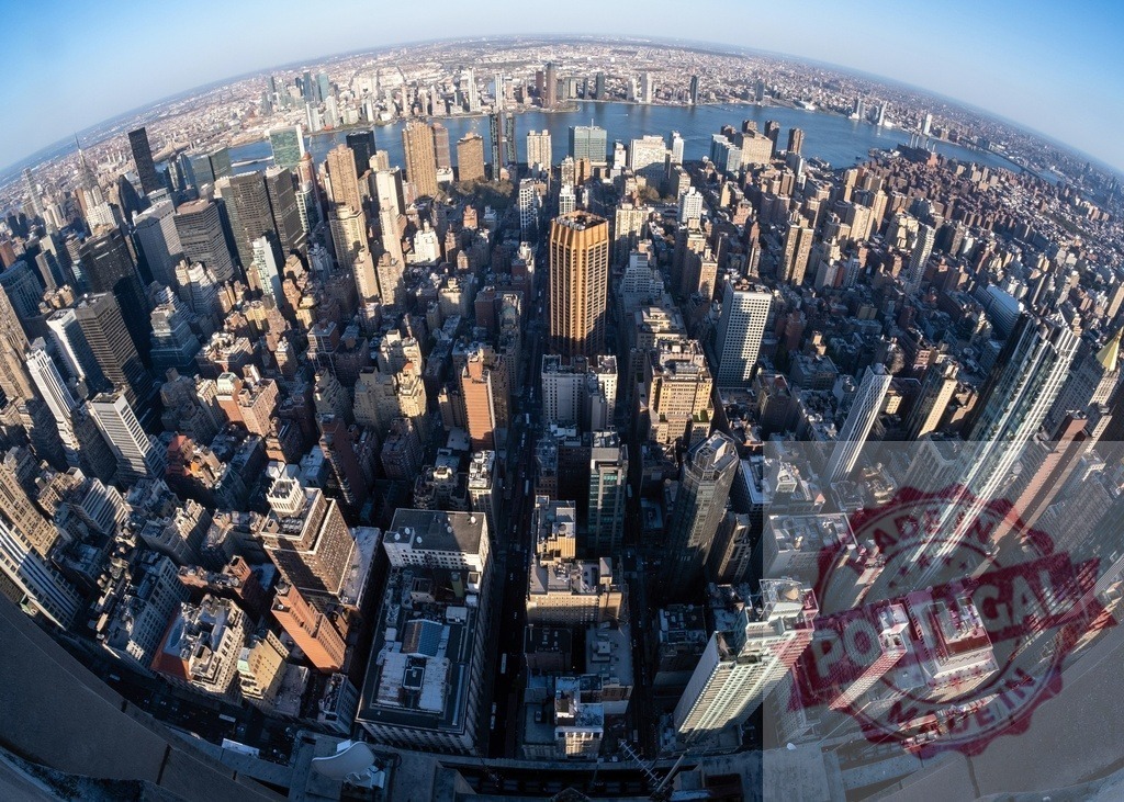 Fisheye view of Manhattan showing East River and skyscrapers rising above New York City | Fisheye urban landscape showing skyscrapers rising above New York City with the East River visible in the background - Realisiert mit Pictrs.com