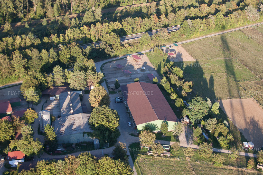 Luftbild: Pferdepension Brecht im Ortsteil Huttenheim in Philippsburg im Bundesland Baden-Württemberg in Deutschland.Foto: IMG_59689.jpg vom 04.09.2013 durch Werner Riehm/FLY-FOTO.deAuflösung des Originals: 4752 x 3168 px