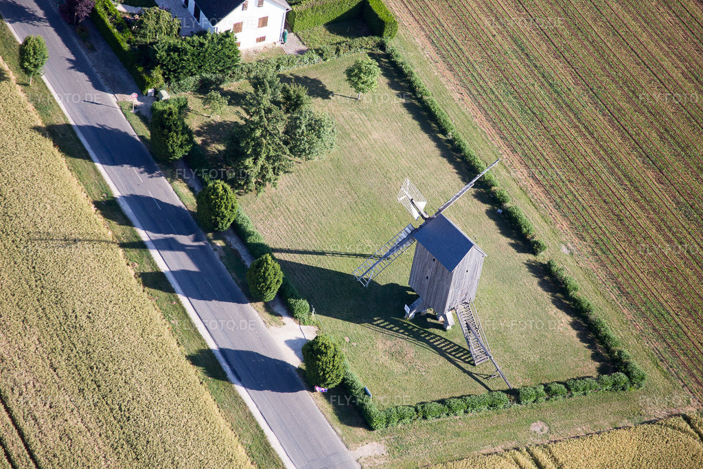 Luftbild: Historische Windmühle am Gehöft eines Bauernhofes am Rand von bestellten Feldern in Talcy im Bundesland Loir-et-Cher in Frankreich. Foto: IMG_082178.jpg vom 20.06.2015 durch Werner Riehm/FLY-FOTO.de