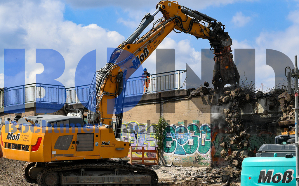 Abriss der Schlachthofbruecke A40 {date} -  | {headline}(Foto: Sebastian Sendlak / BOND) - Realisiert mit Pictrs.com
