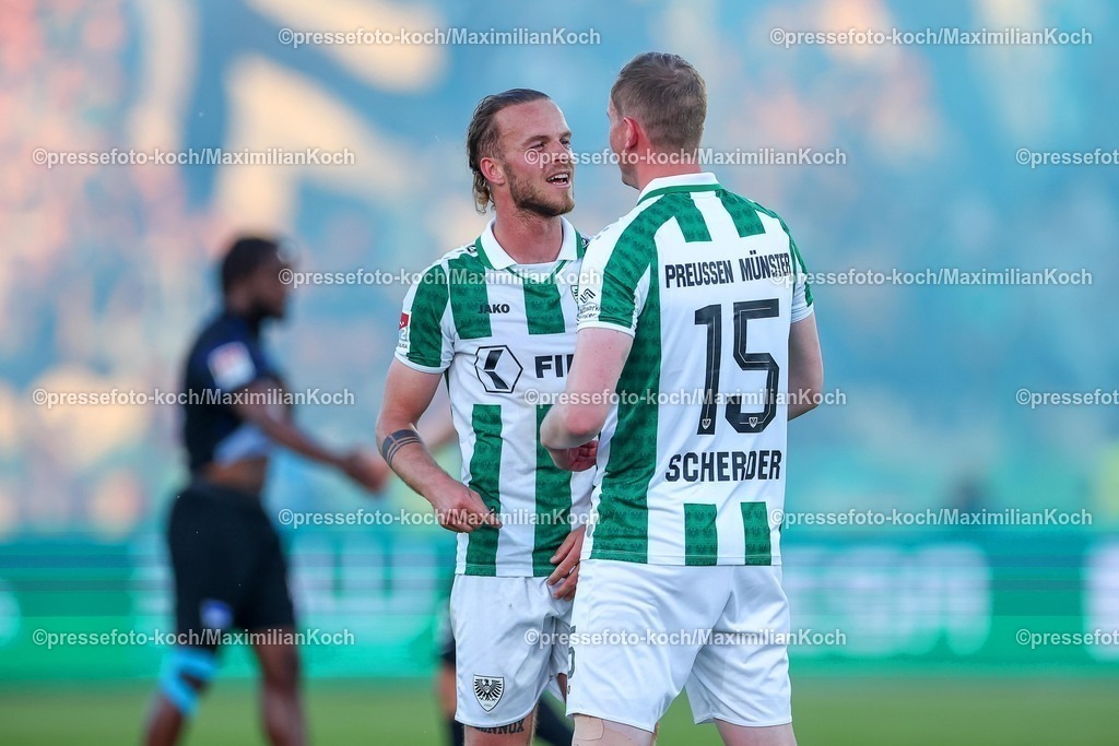 SCP09052501097 | 09.05.2025, Fußball, Preußen Münster - Hertha BSC, 2. Fußball Bundesliga, 33. Spieltag, Preußenstadion, Saison 2024 2025: Abschlussjubel nach dem 2:0 Sieg für Preußen. Jorrit Hendrix (Preussen Muenster #20) neben Simon Scherder (Preussen Muenster #15) DFB regulations prohibit any use of photographs as image sequences and or quasi-video.
