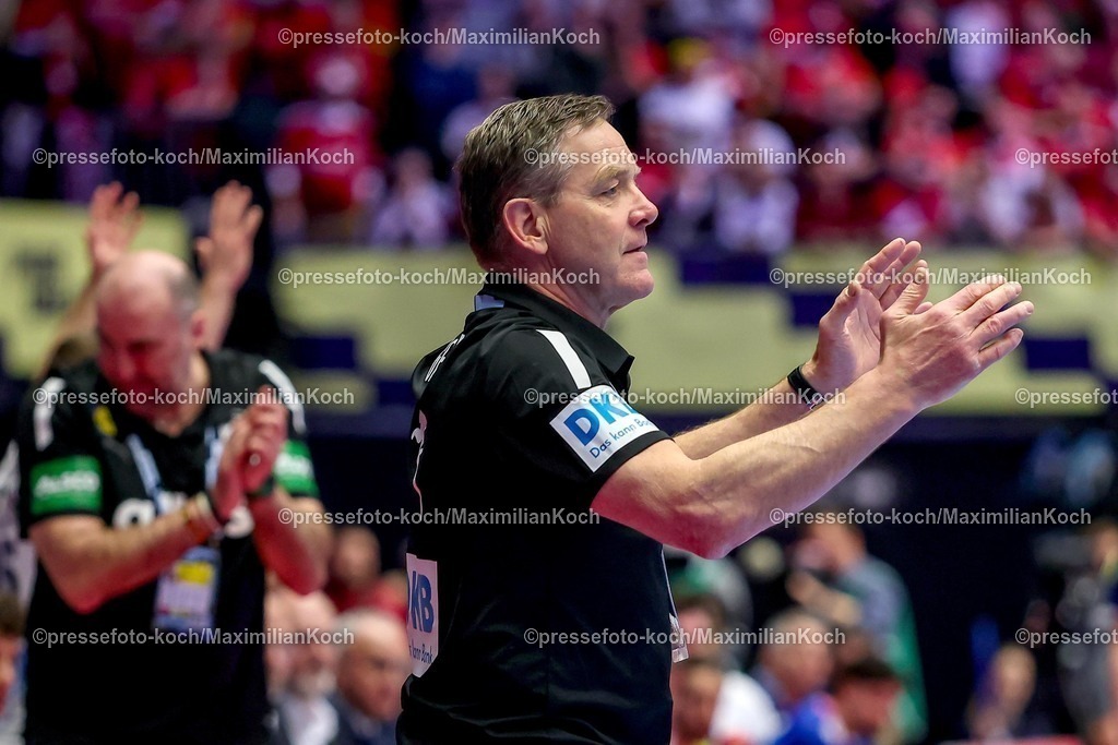 EHF28012602205 | 28.01.2026, Handball, Men's EHF EURO 2026, Deutschland - Frankreich, Jyske Bank Boxen in Herning, Dänemark, Main Round: Headcoach Alfred Gislason (Germany #hc) jubelnd gestikulierend am Spielfeldrand  