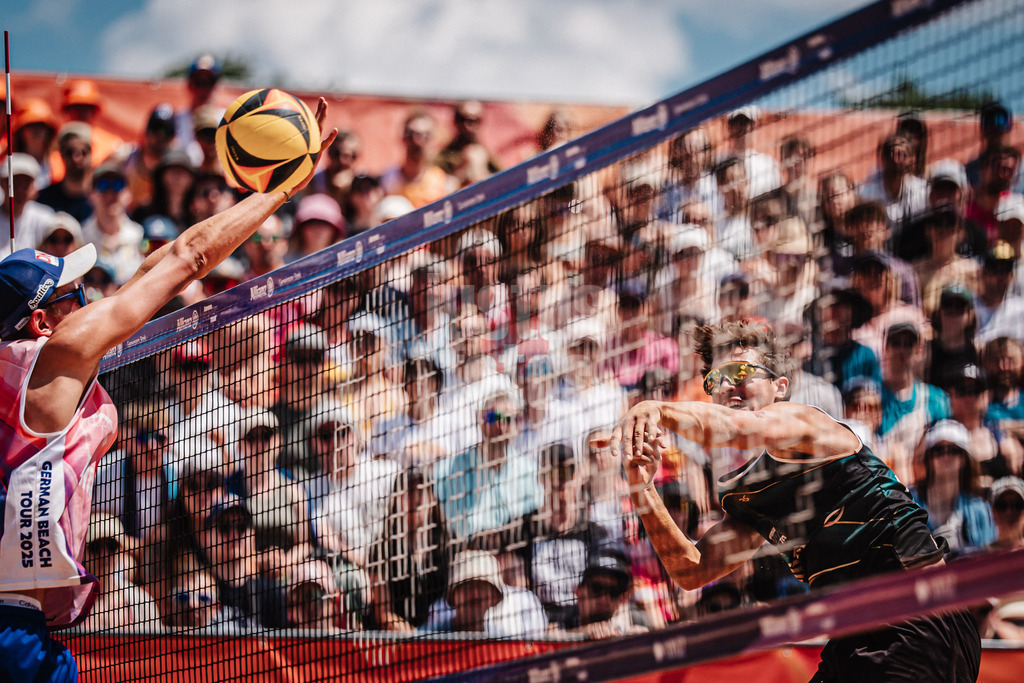 Beachvolleyball | Männer | Allianz German Beach Tour 2025 | Tourstop München | 13.07.2025 | rechts Lui Wüst beim Angriff gegen links Momme Lorenz