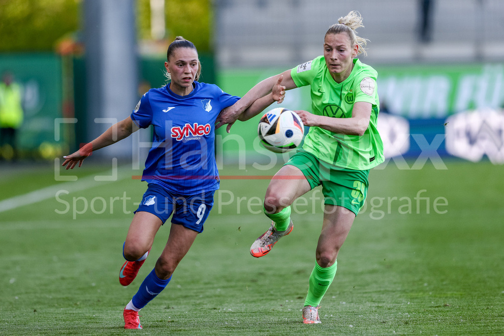 Fussball, Google Pixel Frauen-Bundesliga, VfL Wolfsburg - TSG 1899 Hoffenheim | v.li.: Jill Janssens (TSG 1899 Hoffenheim, 9) und Sarai Linder (VfL Wolfsburg, 39) im Zweikampf, Duell, Dynamik, Aktion, Action, Spielszene, DIE DFB-RICHTLINIEN UNTERSAGEN JEGLICHE NUTZUNG VON FOTOS ALS SEQUENZBILDER UND/ODER VIDEOÄHNLICHE FOTOSTRECKEN. DFB REGULATIONS PROHIBIT ANY USE OF PHOTOGRAPHS AS IMAGE SEQUENCES AND/OR QUASI-VIDEO.