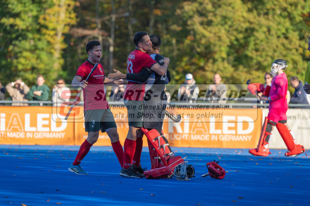 HK_20241103_108597 | 1. Bundesliga Herren Crefelder HTC - Hamburger Polo Club am 3.11.2024 CHTC Krefeld, Krefeld , Julius Hayner ( Crefelder HTC #6 ) , Boomes Anton ( Crefelder HTC #23 ) , Joshua Onyekwue Nnaji Torwart ( Crefelder HTC #29 )