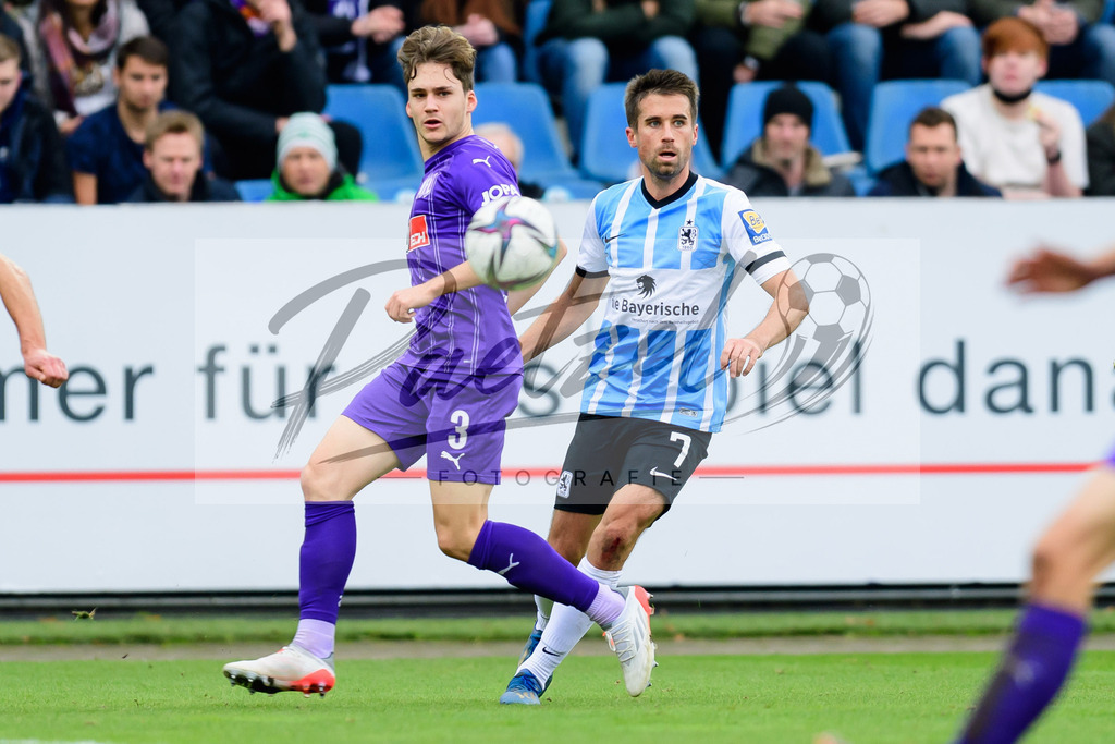 OSNTSV20211106_056 | Fussball, Herren: Florian Kleinhansl (VfL Osnabrueck) und Stefan Lex (TSV 1860 Muenchen) im Zweikampf bei dem Spiel der 3. Liga zwischen VfL Osnabrueck und TSV 1860 Muenchen im Stadion an der Bremer Bruecke am 06.11.2021 in Osnanbrueck, Deutschland.DFB / DFL REGULATIONS PROHIBIT ANY USE OF PHOTOGRAPHS AS IMAGE SEQUENCES AND/OR QUASI-VIDEO. - Realisiert mit Pictrs.com
