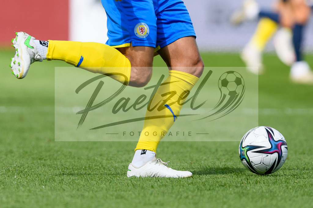 EBSTSV20210828_105 | Fussball, Herren: . Ball am Fuss beim Spiel der 3. Liga zwischen Eintracht Braunschweig und TSV 1860 Muenchen im Eintracht-Stadion am 28.08.2021 in Braunschweig, Deutschland.DFB / DFL REGULATIONS PROHIBIT ANY USE OF PHOTOGRAPHS AS IMAGE SEQUENCES AND/OR QUASI-VIDEO. - Realisiert mit Pictrs.com