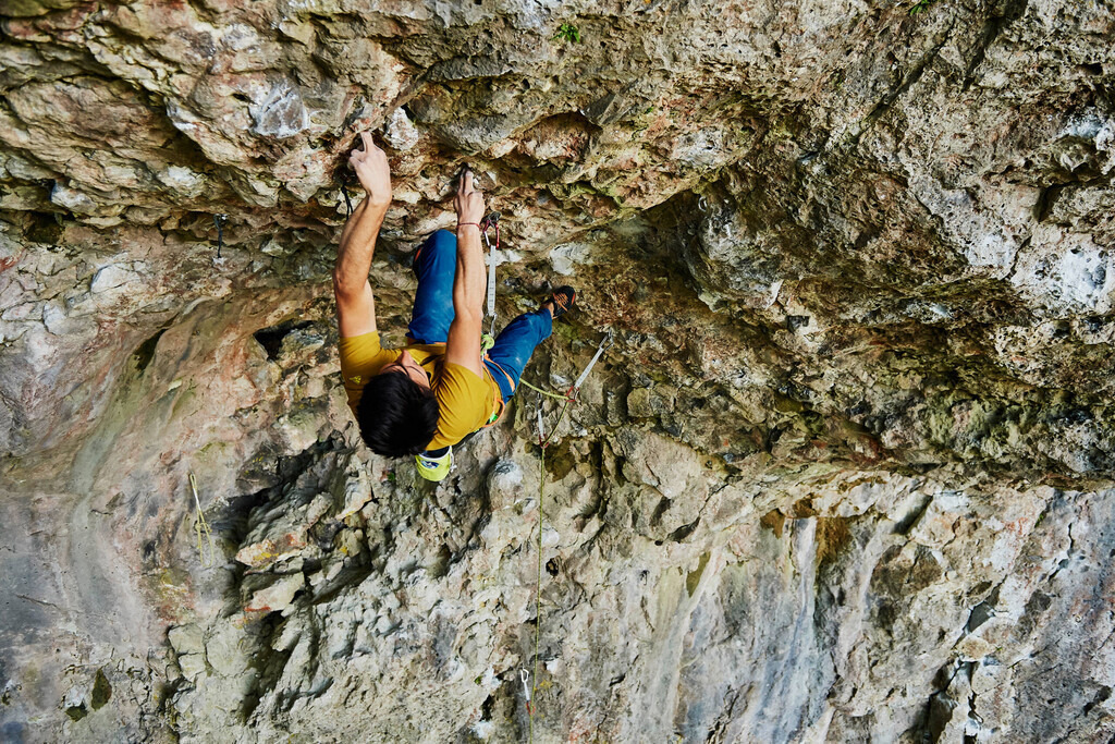 CS-180506-0692-1 | Julian klettert Du bist ein Schatz (9+) an der Schlossbergwand im Wiesenttal, Frankenjura