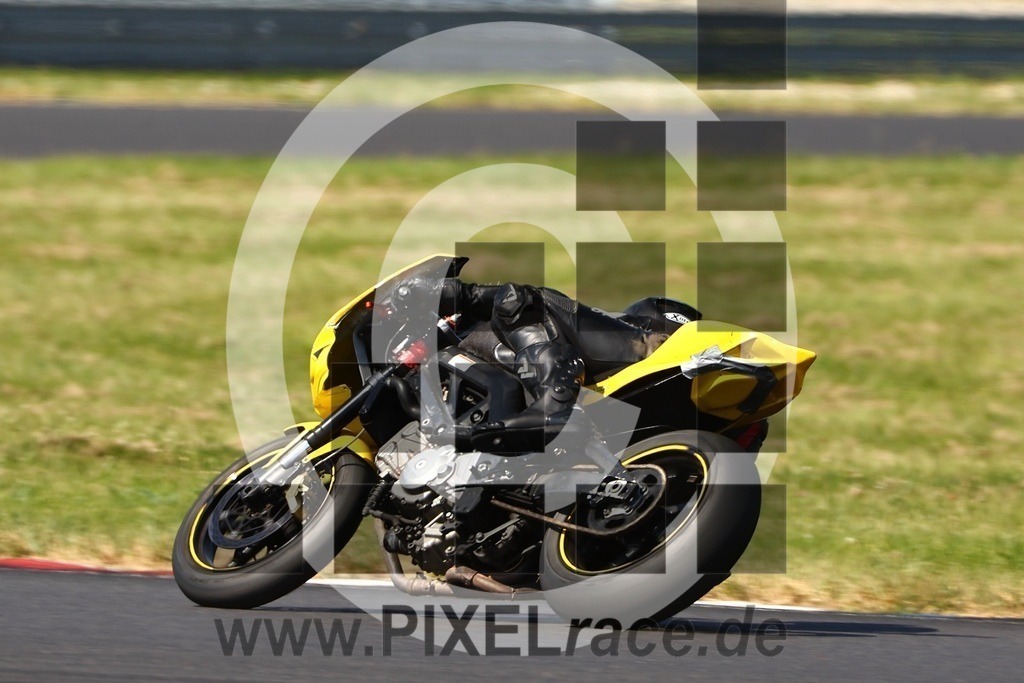 0031-20250620_11506 | Schöne Erinnerungen an spannende Momente - das festzuhalten ist unser Job. PIXELrace.de ist seit 2003 auf den Rennstrecken Europas unterwegs um die Action draußen beim Fahren und die wunderbare Stimmung imm Fahrerlager für euch einzufangen.